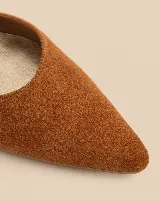 Zapatos de tacón bajo en tela color malva, con punta fina, taco ancho de 5 cm, escote en V y tiras cruzadas en diagonal con cierre de hebilla en el tobillo.