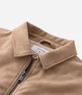 Campera bomber masculina de gamuza sintética color bordó, con cuello camisero, cierre frontal metálico, bolsillos laterales invisibles y rib elástico en puños y ruedo.