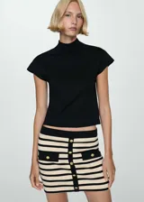 Falda corta de tejido de punto con diseño evasé, estructura de rayas horizontales en beige y negro, cierre frontal con botones decorativos y dos bolsillos de solapa con botón.