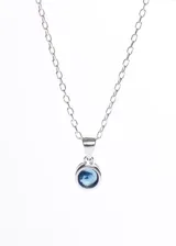 Collar de cadena tipo forcé con dije de punto de luz circular que contiene una zirconia azul engastada en plata 925.