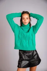 Suéter tejido de punto trenzado color salmón, con cuello alto y mangas largas. Corte ajustado al cuerpo.