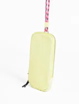 Porta celular de diseño minimalista en color amarillo, confeccionado en poliéster. Cuenta con cierre perimetral y un cordón ajustable de estilo deportivo en tonos rosa y negro para llevar colgado.