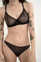 Sustén Coco Bra color negro, confeccionado en tela transparente con aros y sin relleno, de diseño elegante y tirantes totalmente ajustables.