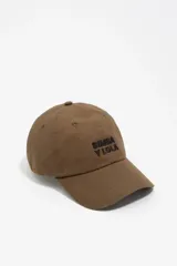 Gorra de diseño clásico confeccionada en algodón, con visera curva y logo de la marca bordado en el frente.