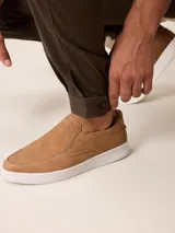 Pantalón bombacha de sarga azul marino, con pinzas en la cintura, bolsillos laterales y puños elásticos en los tobillos.