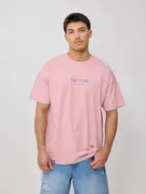 Remera rosa de algodón con estampado frontal y trasero con el texto "Rusty Sun Ocean Tribe".