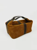 Necessaire de cuero gamuzado color tostado con detalles de cuero marrón oscuro, manija superior y cierre metálico.