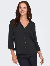 Camisa de viscosa sostenible de manga larga con opción de enrollado, escote en V con cuello camisero, cierre frontal de botones y un bolsillo aplicado en el pecho.