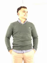 Sweater rojo de hilo de algodón con escote en V y manga larga.