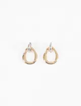 Par de aros colgantes con gancho plateado y dije dorado con forma irregular.