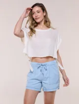 Short blanco de tiro medio y calce relajado, confeccionado en mezcla de algodón y viscosa. Cuenta con cintura elastizada con cordón ajustable, bolsillos delanteros tipo parche, bolsillos traseros ojal simulados y ruedo con vuelta.