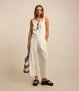 Pantalón pantacourt de viscosa color blanco, con bolsillos laterales y cierre con botones delanteros.