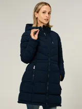 Campera tipo puffer de largo medio, color azul marino, con capucha ajustable mediante cordones, cierre frontal de cremallera y dos bolsillos laterales con cierre. Presenta un diseño acolchado horizontal y logo de la marca en el pecho.