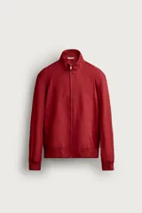Cazadora relaxed fit de tejido ligero color rojo, con cuello subido, cierre frontal con cremallera y bolsillos frontales de vivo en la cadera. Cuenta con acabados en rib en el cuello, los puños y el ruedo.