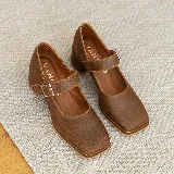 Zapato estilo Mary Jane de cuero vacuno color marrón, con punta cuadrada, taco bloque bajo y tira con hebilla metálica ajustable sobre el empeine.