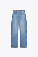 Jeans de tiro alto color negro con efecto lavado, corte mom fit, cinco bolsillos y cierre frontal con cremallera y botón metálico.