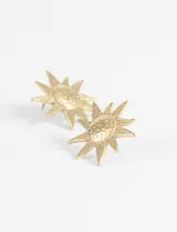 Caravanas de acero quirúrgico con diseño de sol texturado en acabado dorado.