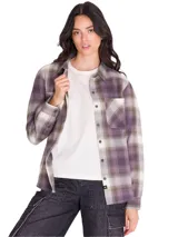 Camisa de manga larga de franela con estampado a cuadros en tonos violeta, gris y blanco, de corte relajado, con bolsillos en el pecho y cierre frontal de botones.