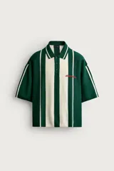 Polo de punto boxy fit color verde oscuro y blanco, de manga corta, con cuello solapa, cierre frontal con botones y detalle de texto bordado a contraste en el pecho.