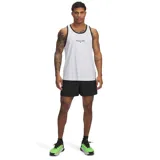 Musculosa deportiva Under Armour Project Rock Iso-Chill, de color blanco con ribetes negros en cuello y sisas. Cuenta con tecnología de enfriamiento, protección solar UPF 30, control de olores y panel trasero de malla para mayor ventilación.