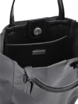 Cartera tipo tote bag plateada, con doble asa corta y correa de cadena extraíble.