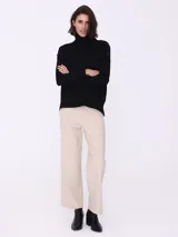 Pantalón ancho color beige con bolsillos laterales.