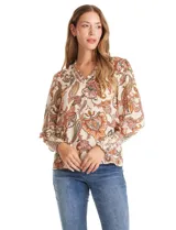Blusa de gasa con estampado de arabescos en tonos tierra sobre base beige. Presenta escote en V con detalle fruncido y mangas 3/4 con puños anchos en punto smock.