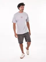 Remera celeste con cuello redondo y estampado frontal con la frase "Seek the positive". Corte oversized.