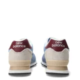Championes urbanos New Balance modelo 574, con diseño en tonos azul, blanco y detalles en bordó. Confeccionados en una combinación de gamuza y malla, cuentan con el logo N característico en los laterales y entresuela con tecnología ENCAP para mayor amortiguación.