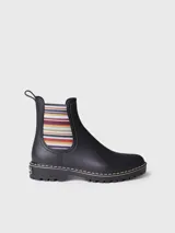 Botas de agua de caña baja color bordó, con elásticos laterales a rayas en tonos burdeos, beige y marrón. Cuenta con suela dentada negra, costuras blancas decorativas en el borde y presilla trasera para facilitar el calce.