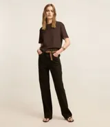 Remera básica de manga corta y cuello redondo, confeccionada en suedine de algodón peruano certificado BCI.