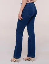 Jegging de denim azul oscuro con terminación bootcut, tiro medio-alto, cintura elástica ancha y bolsillos traseros aplicados.