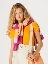 Blusa de manga corta y cuello redondo, confeccionada en tejido de punto elástico de color naranja vibrante, con un ajuste al cuerpo.