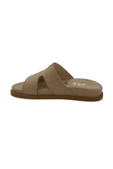 Sandalias de cuero color taupe, con suela marrón.