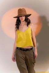 Musculosa amarilla de lino con breteles finos regulables y escote en V.