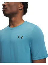 Remera deportiva de manga corta Under Armour, confeccionada en tejido sin costuras con ventilación estratégica para mayor transpirabilidad. Presenta un diseño elástico en cuatro direcciones que absorbe el sudor y se seca rápidamente, con logo de la marca en el pecho.