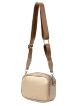 Bandolera Terrano de formato rectangular y compacto, confeccionada en material símil cuero color dorado. Cuenta con cierre superior, herrajes metálicos y una correa larga de cinta ajustable en tono marrón.