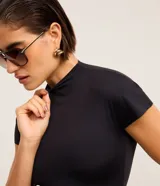 Body de poliamida color marrón, de diseño ajustado al cuerpo, con cuello medio y mangas cortas.