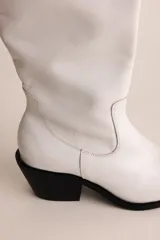 Bota tejana de cuero blanco, con taco de 6 cm y cierre lateral.
