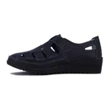 Guillermina casual modelo Wonder de color negro, confeccionada en cuero texturizado, con diseño cerrado en el empeine con aberturas laterales, tira con cierre de velcro ajustable y suela de goma con taco enterizo.
