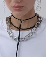 Choker de tiento de gamuza negra con detalle de flor central en acrílico transparente y terminaciones largas tipo corbatín.