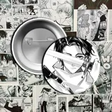 Pin metálico con ilustración de personajes del anime Jujutsu Kaisen.
