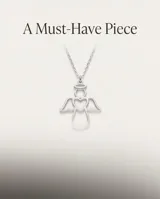 Collar de plata con cadena fina de eslabones y dije en forma de ángel con un corazón hueco en el centro.