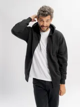 Campera de felpa negra con capucha, cierre frontal completo y bolsillos laterales. Diseño liso con puños y ruedo acanalados.