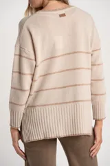 Sweater de punto oversize en color beige melange con diseño de líneas horizontales tostadas, cuello redondo y terminaciones en rib.