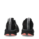 Championes de running Umbro modelo Speed, color negro con detalles en coral. Presentan capellada de tejido técnico transpirable, cordones en tono coral y suela con amortiguación.