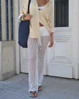 Pantalón de red calado color blanco, estilo playero, con cordón ajustable en la cintura.