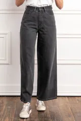 Pantalón de jean negro de corte recto, tiro medio y cinco bolsillos.