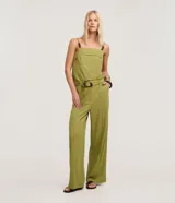 Pantalón pantalona de tiro alto color verde militar, con bolsillos laterales, frisos delanteros y cierre tradicional. Incluye cinturón de tela con hebilla irregular.