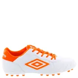 Championes de fútbol 11 Umbro modelo Touch AT, color negro con detalles en rojo vibrante. Presentan un diseño con cordones, costuras reforzadas en la puntera y suela con tapones para césped natural.